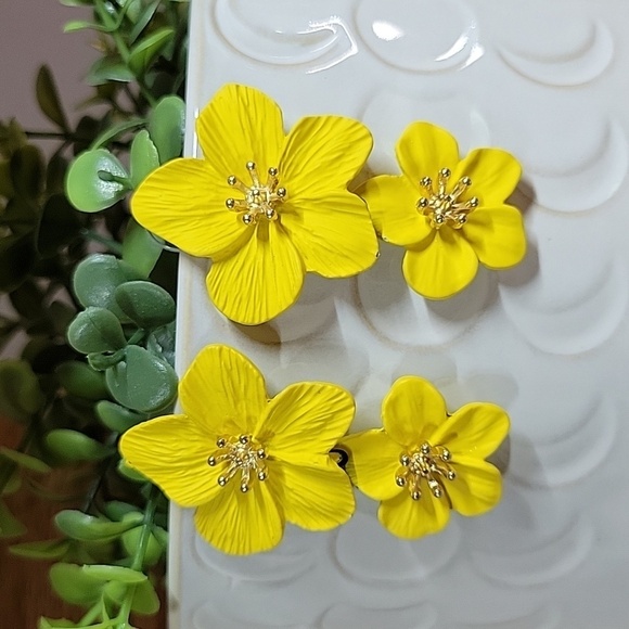 TROPICAL FLOWER HINGED DROP EARRINGS - Picture 4 of 6